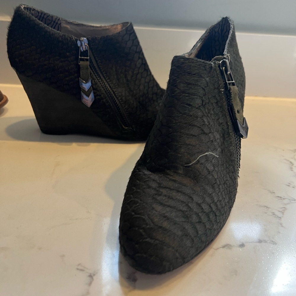Matt Bernson Wedges. Dark Green Crock Print Fabric. EUC.